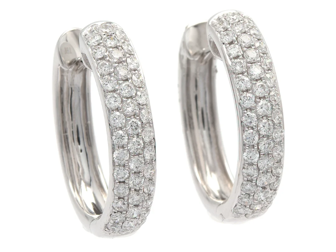 ÖRHÄNGEN, 18K vitguld, 80 briljantslipade diamanter 0,70 ctv, ca W(H)/SI, huggies, vikt 4,7 g. — Smycken/Örhängen — Kaplans