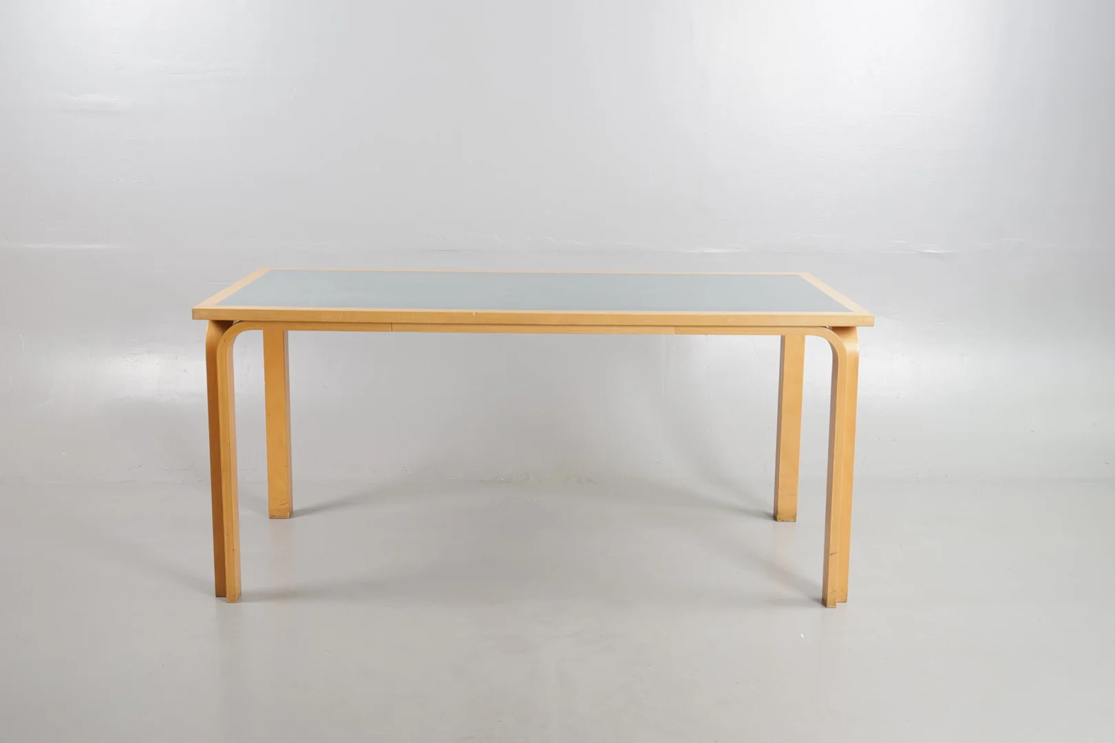 RUD THYGESEN & JOHNNY SØRENSEN. Spisebord / arbejdsbord af bøg, plade med ilagt linoleum, Magnus Olesen. — Dining tables — Woxholt Auktioner