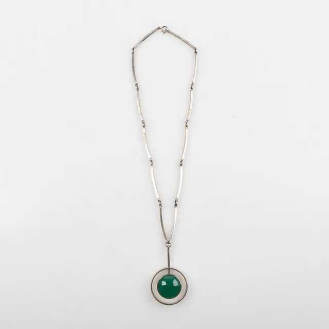 NILS ERIK FROM. Danmark, Halsband i sterlingsilver och cabouchonslipad krysopras, omkring 1960.