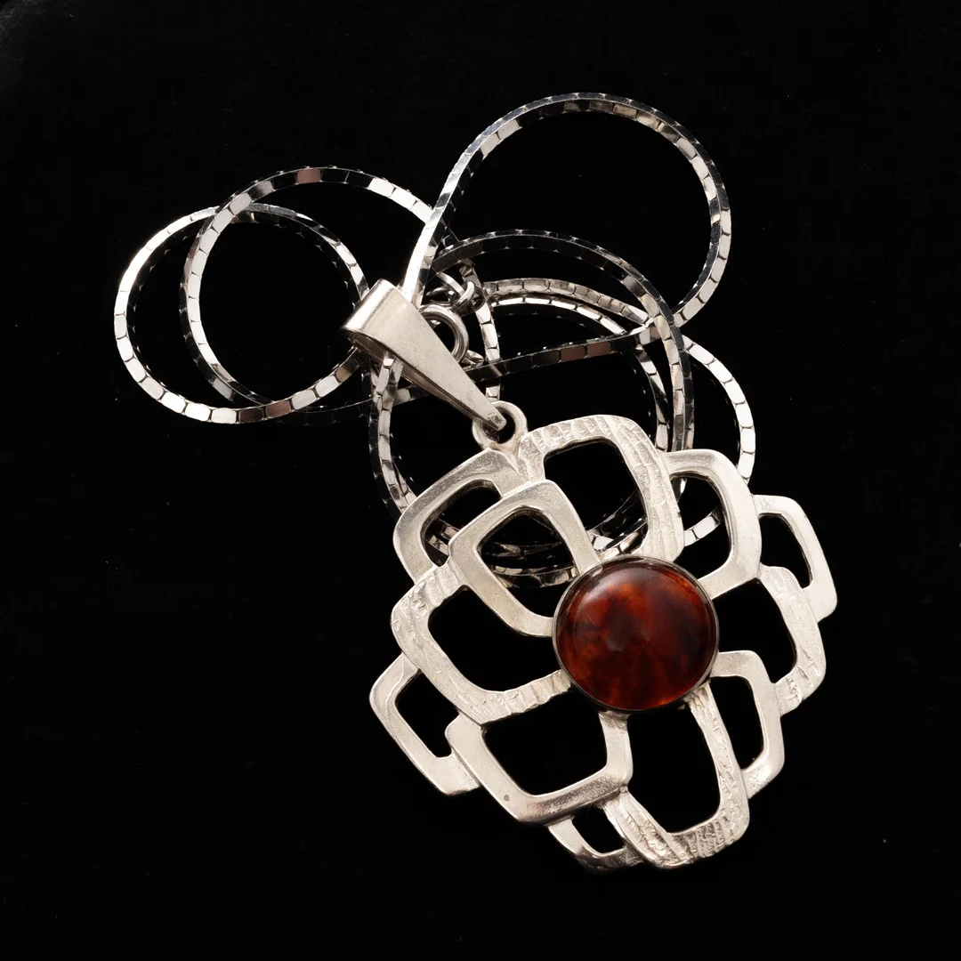 VICTOR JANSON. Collier med hänge, Sterlingsilver, Bärnsten. — Necklace — Garpenhus Auktioner