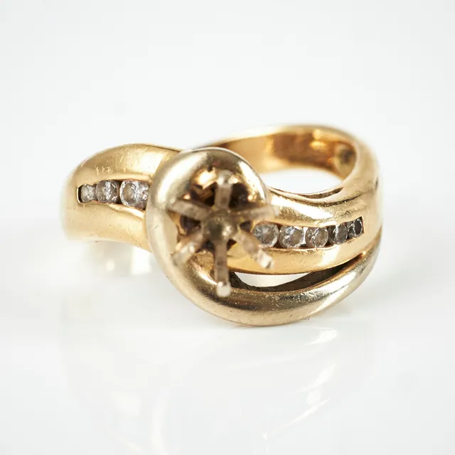 RING, 14 k röd/vitguld, mittsten saknas, sidodekorer 8 småbriljanter i kanalfattning.