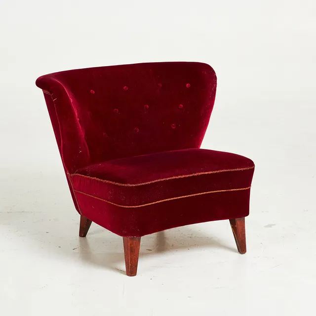 GÖSTA JONSSON. Fåtölj, röd plysch, 1950-tal, Jönköping.