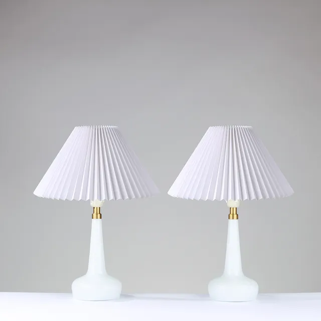 ESBEN KLINT. Et par bordlamper af messing og mundblæst opalglas, model 311, Le Klint og Kastrup Glasværk/Fyens Glasværk, Danmark, (2).