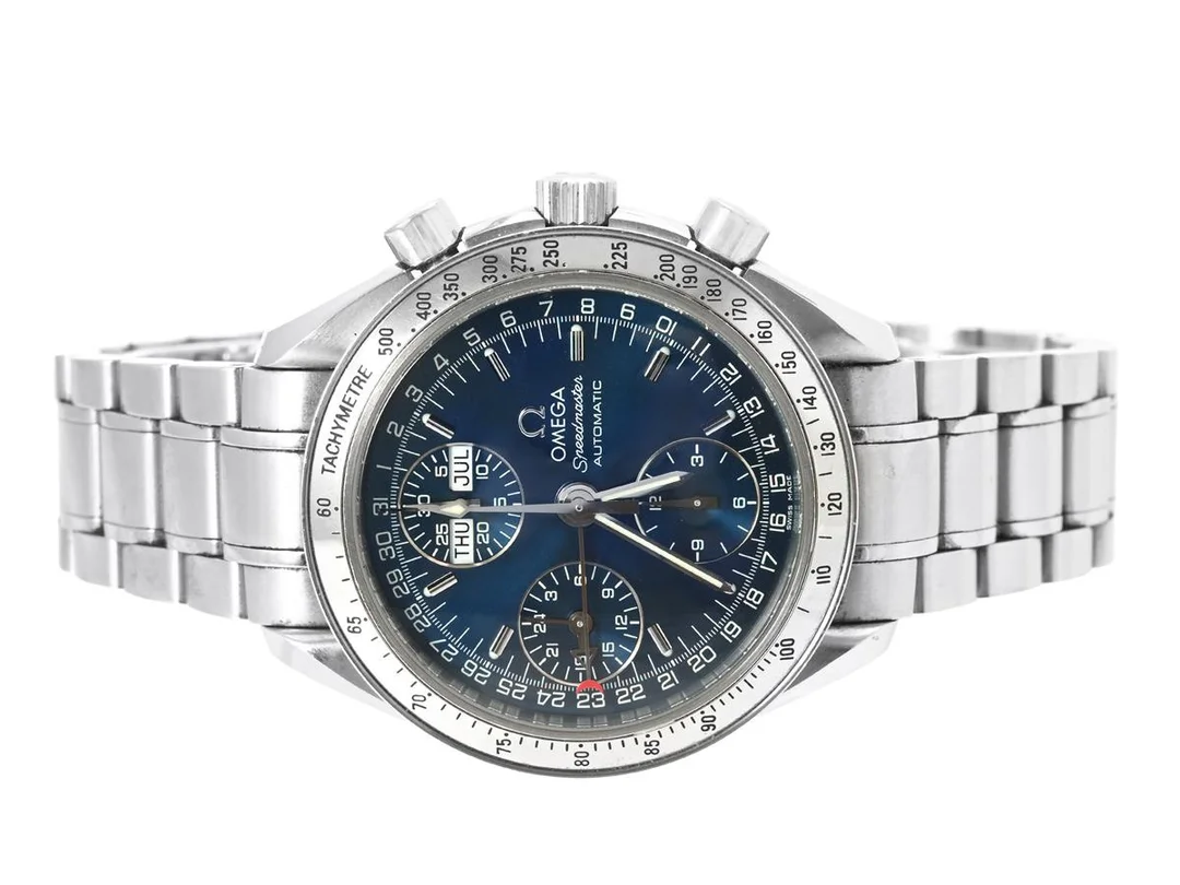 OMEGA, Speedmaster, Day-Date, "Tachymetre", Cal 1151, Serie nr. 58867884, PIC nr. 3523.80.00, Ref nr. ST. 375.0084, Boett nr. 175.0084, kronograf, herrur, 39 mm, stål, automatisk, safirglas, dag, datum, månad, 24-timmarsvisning, originallänk, viklås, Ref nr. 1563/850, cert, maj 2005, box (skadad). — Klockor/Omega — Kaplans
