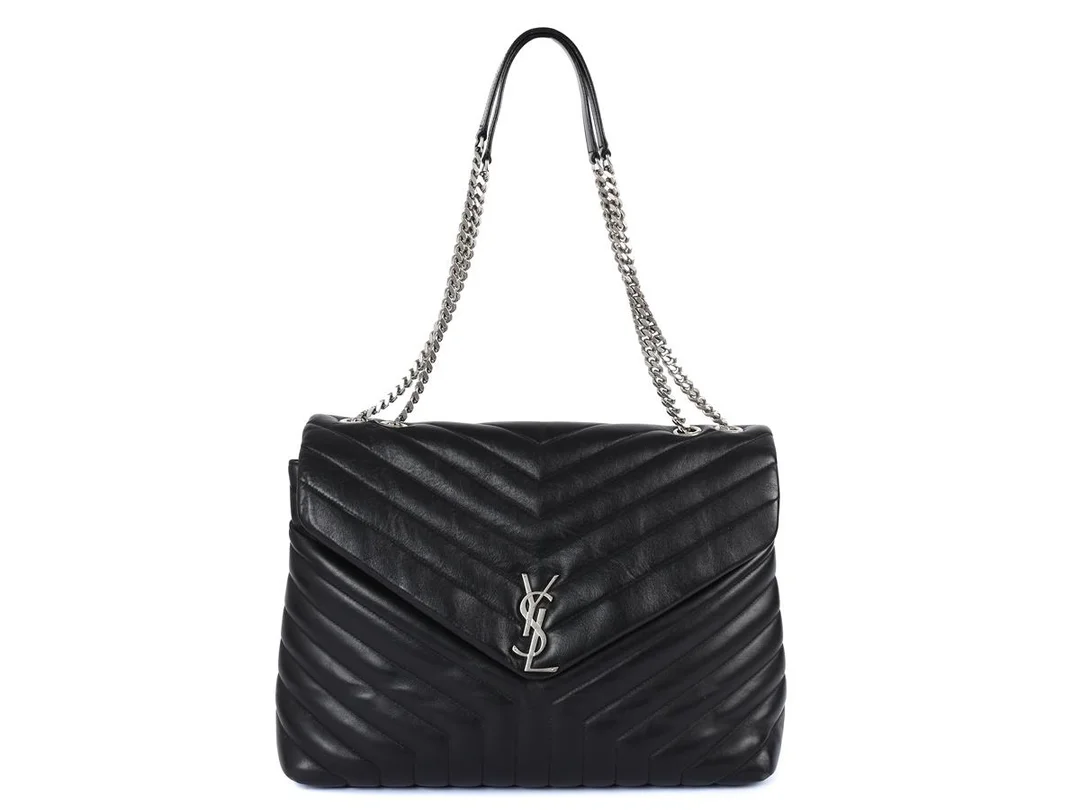 VÄSKA, SAINT LAURENT, YSL Logo Mng, svart plisserat skinn, silverfärgade beslag, 36x26x12cm, dustbag, visst slitage på hörn. — Accessoarer/Väskor — Kaplans