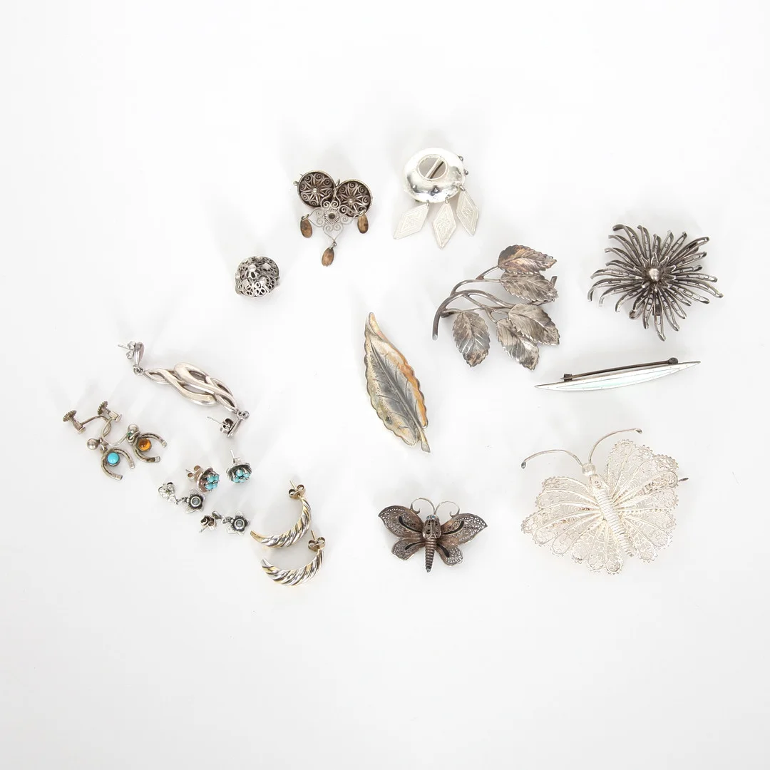 SILVERSMYCKEN, 19 delar, broscher, örhängen och dräktsmycken. — Jewellery — Auktionsverket Engelholm