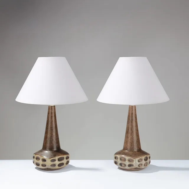 MARIANNE STARCK (1931-2007). Et par bordlamper af brunglaseret stentøj med ovale relieffer, modelnr. 6208, Michael Andersen & Søn, Bornholm, Danmark, 1950/60'erne, (2).