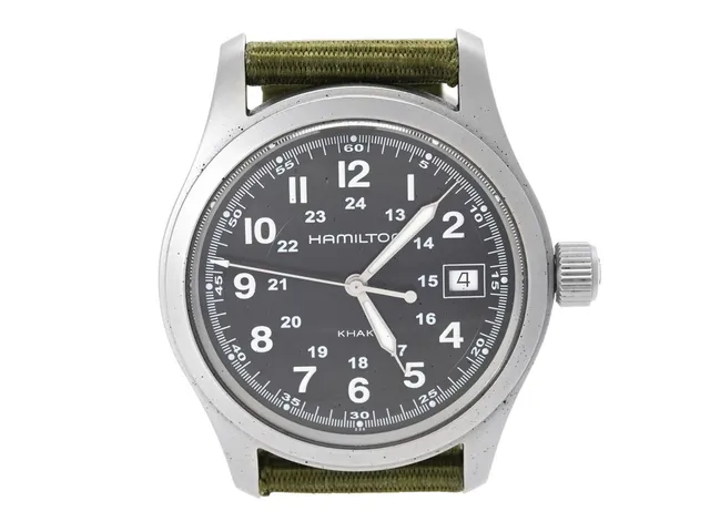 HAMILTON, Khaki Field, Ref nr. H68 411 133, Boett nr. H682010, herrur, 38 mm, stål, quartz, safirglas, datum, tygband, cert, juli 2023, box, ytterkartong.