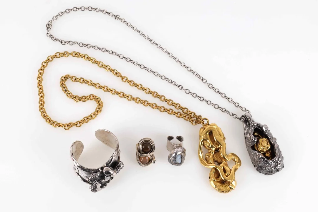 Jacob Hull: A collection of pewter and gilded pewter jewelery (5) — Jewellery/Other jewellery — Lauritz