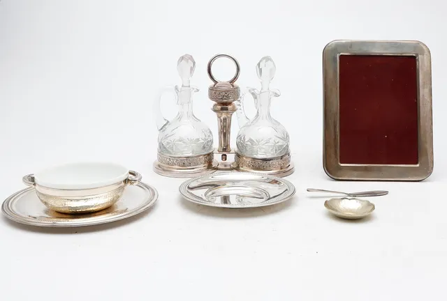 Cruets stand and various items in silvery metal, second third of the 20th Century.