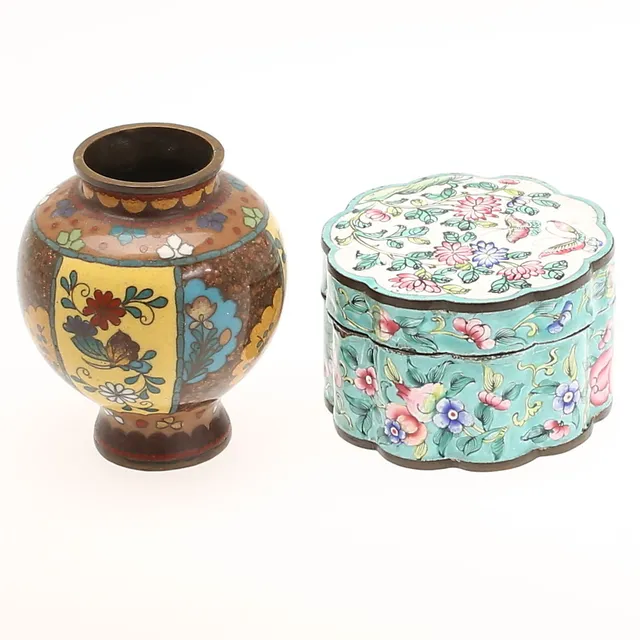 DOSA med lock. VAS. Cloisonné, orientalisk.
