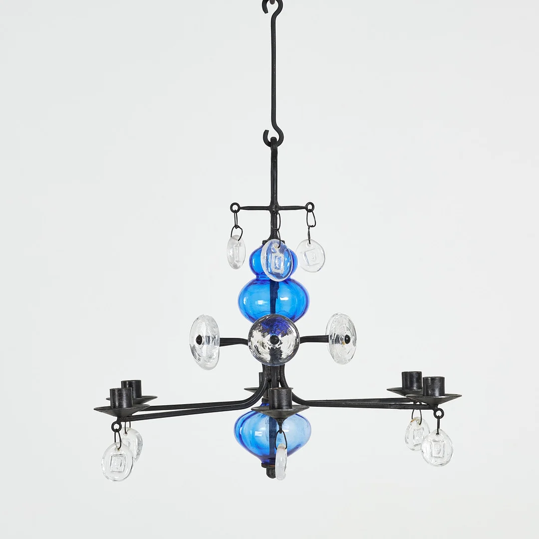 ERIK HÖGLUND. Ljuskrona, Boda Smide, 1900-talets andra hälft, 6 ljusarmar, stomme i smidesjärn behöngd med klarglas samt blått glas. — Chandeliers — Stockholms Auktionsverk Sickla