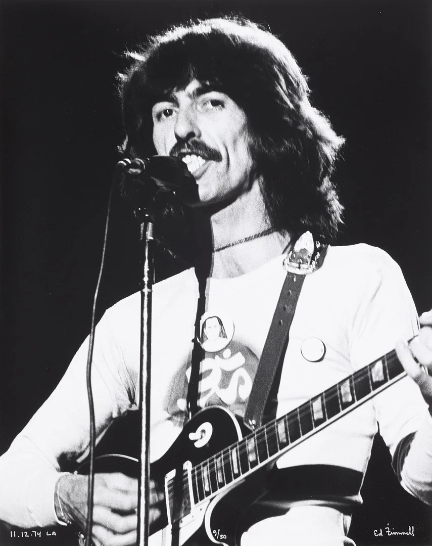 ED FINNELL (USA/SVERIGE, FÖDD 1956). George Harrison, "Dark Horse Tour'', Los Angeles, 12 November 1974, signerad och numrerad 9/50, analogt (darkroom made) fotografi, Silvergelatin på ilford multigrade v rc-papper. — Photography — Stockholms Auktionsverk Sickla