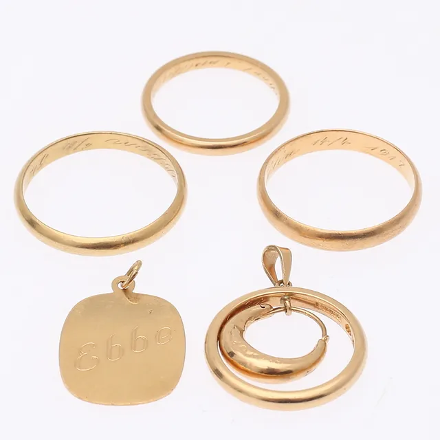 RINGAR 3 st, HÄNGE, samt RING och ÖRHÄNGE omgjort till hänge, guld 18K, vikt 21,02 gram.