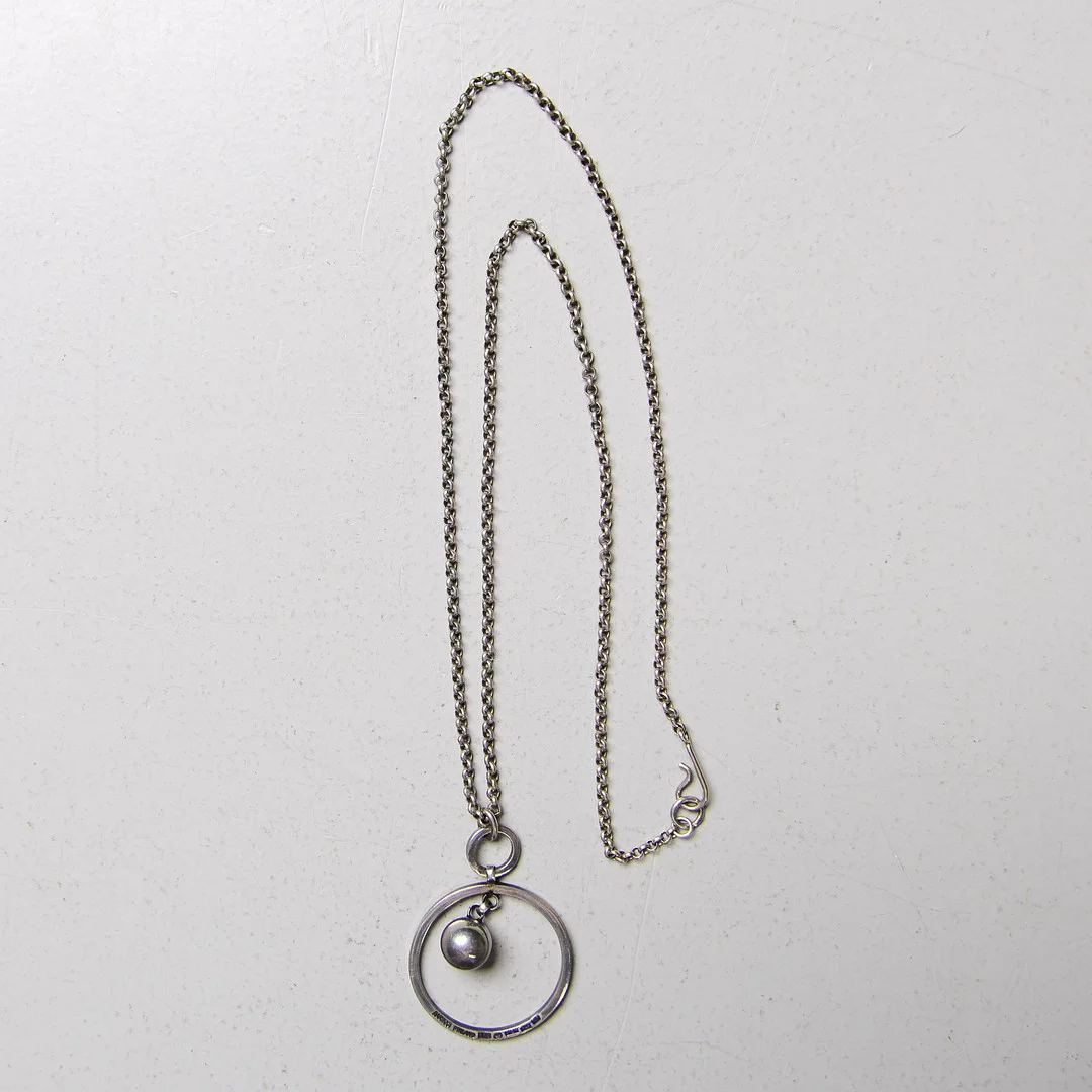 KAIJA AARIKKA. hänge & kedja, silver, Finland, 1966. — Silver — Formstad Auktioner