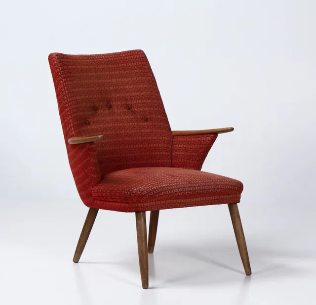Dansk møbelproducent. Lænestol med armlæn i teak. Ca. 1960.