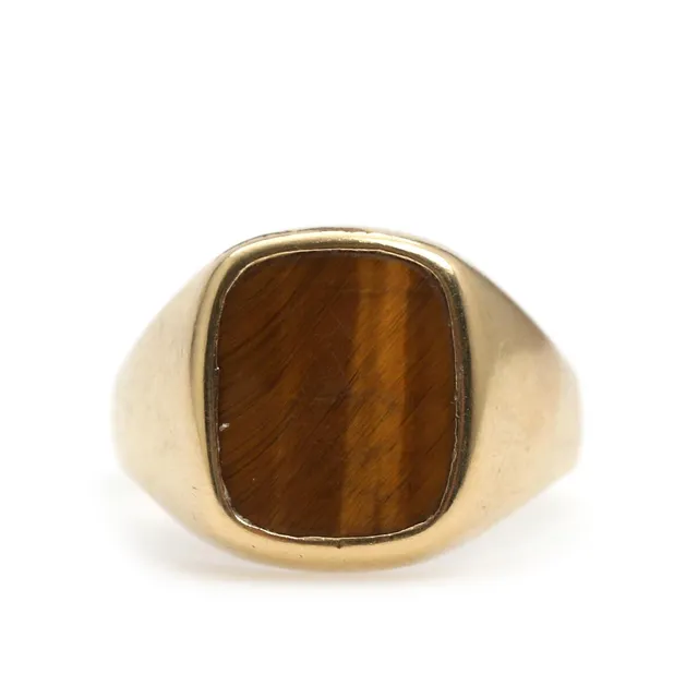 A tiger's eye ring set with polished tiger's eye, mounted in 18k gold. Weight app. 8 g. Size 64.