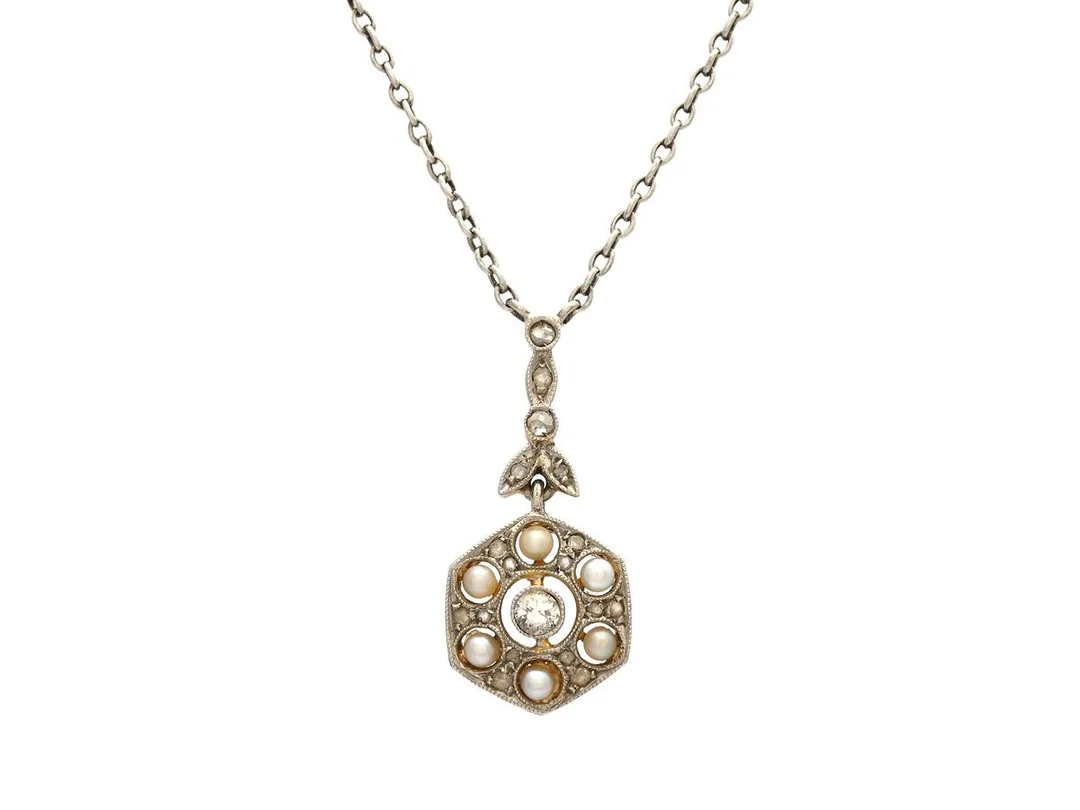 COLLIER, platina/18K guld, äldre briljant - och rosenslipade diamanter, fröpärlor, från 1917, antik, längd 46 cm, vikt 2,6 g. — Smycken/Collier — Kaplans