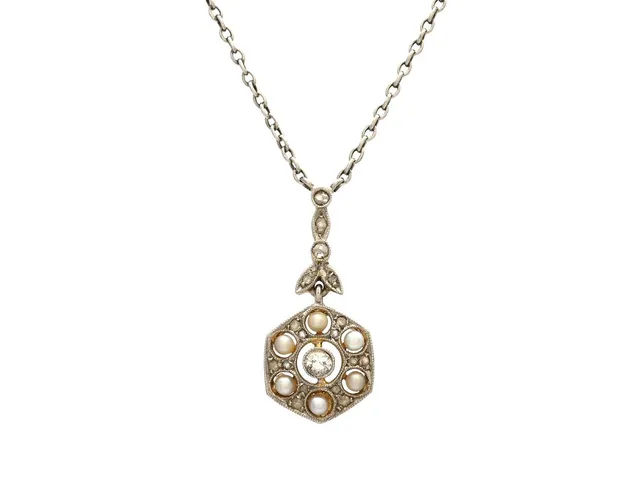 COLLIER, platina/18K guld, äldre briljant - och rosenslipade diamanter, fröpärlor, från 1917, antik, längd 46 cm, vikt 2,6 g.