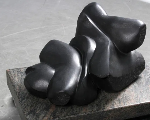 Ubekendt kunstner. Skulptur af sort granit på sokkel, 66 x 44 cm.