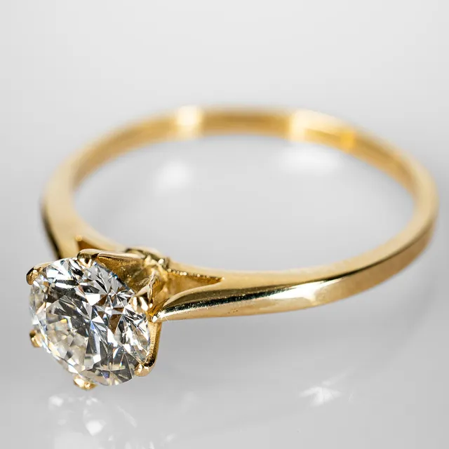 ENSTENSRING. 14K Guld med briljantslipad diamant 1,10 ct.