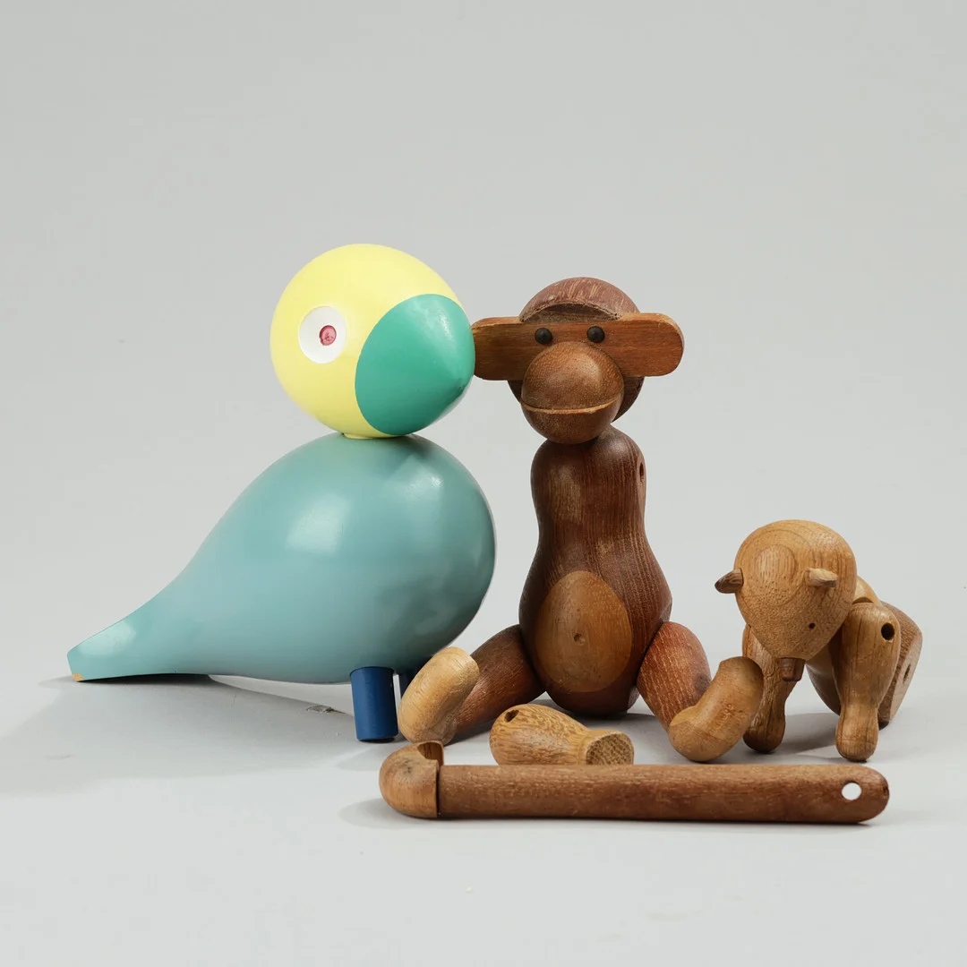 KAY BOJESEN. Samling af tre træfigurer i form af abe, bjørn og 'Sunshine' sangfugl, Danmark, 20/21. århundrede, (3). — Other toys — Palsgaard Kunstauktioner
