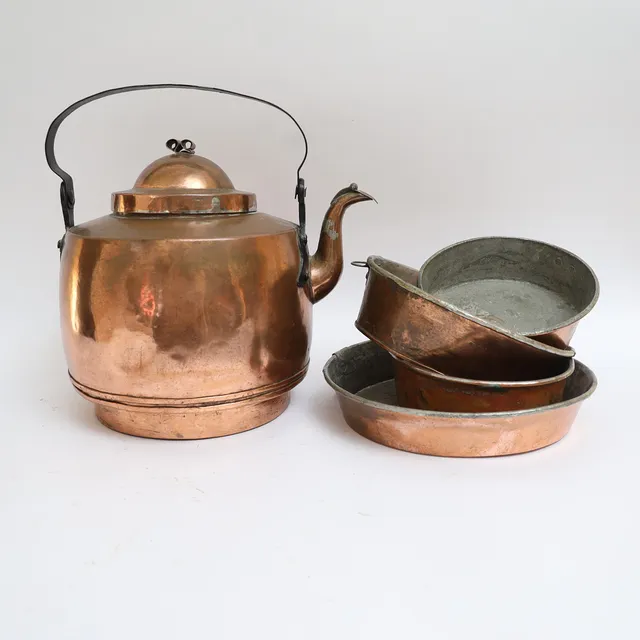 KOPPARFÖREMÅL, 5 delar, 1800-1900-tal, kaffekanna samt bunkar.
