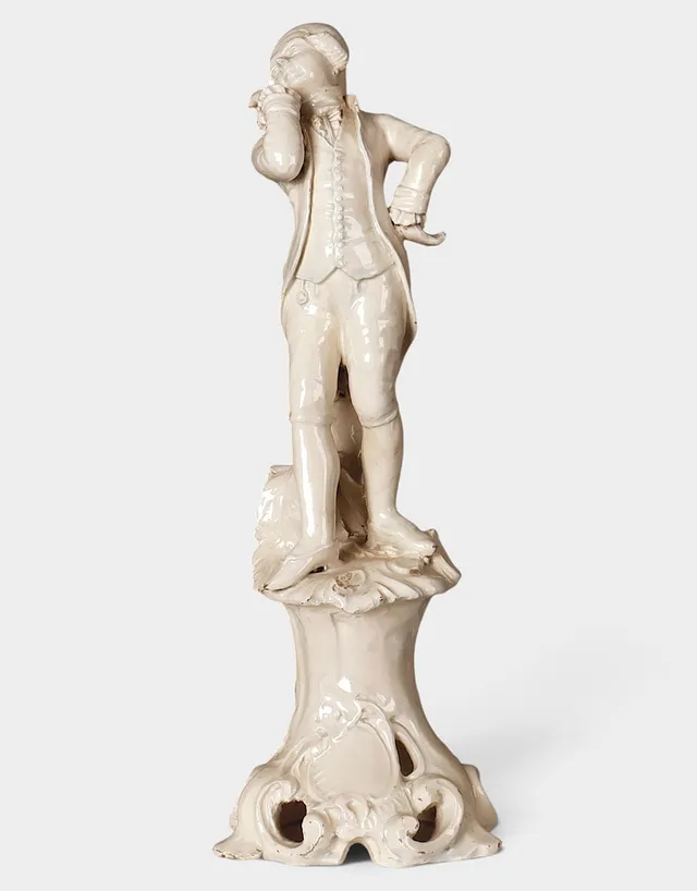Petimetre, escultura en cerámica esmaltada de Nove de Bassano, del siglo XVIII.