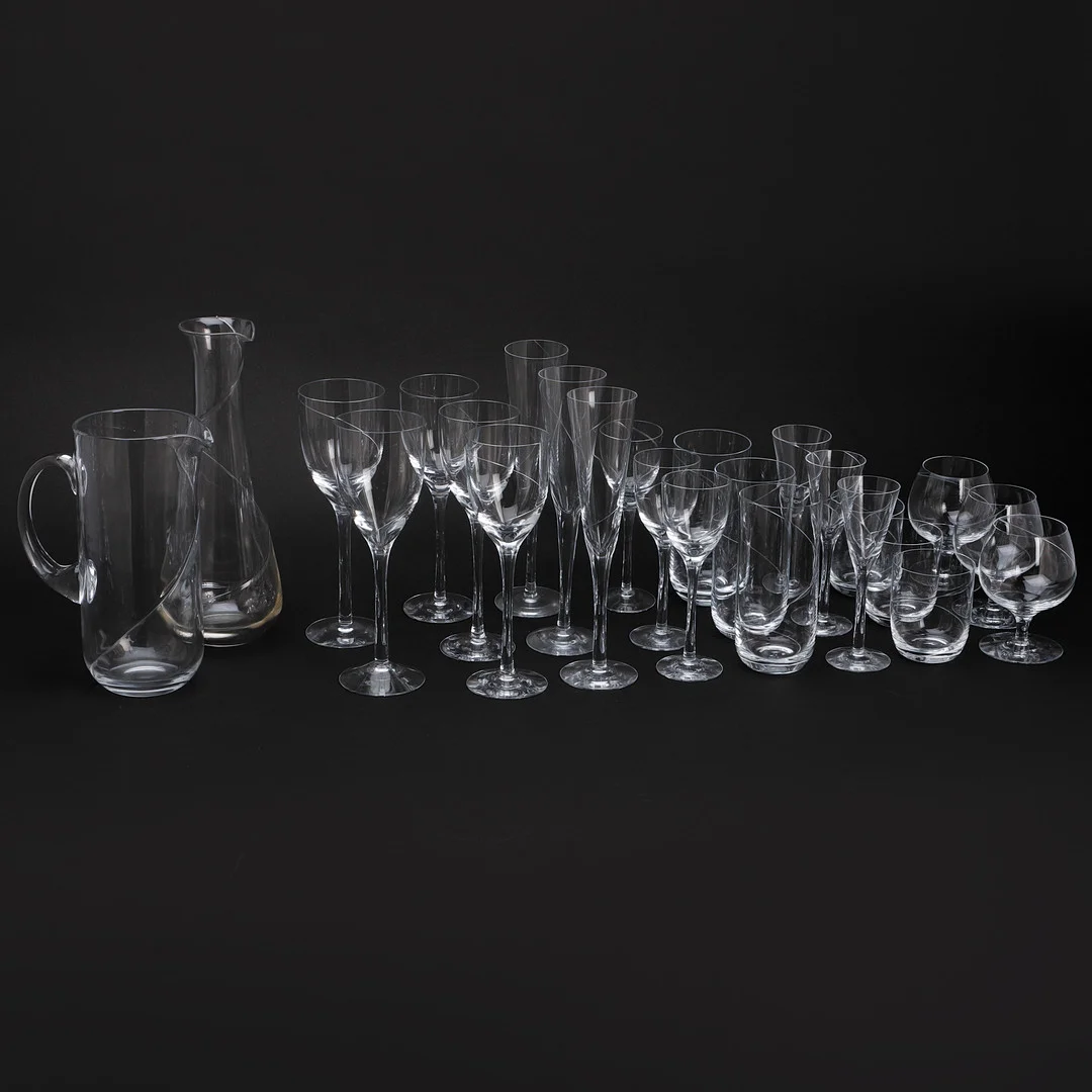 ANNA EHRNER. Glasservis, "Line", 71 delar, Kosta Boda. — Tableware — Göteborgs Auktionsverk