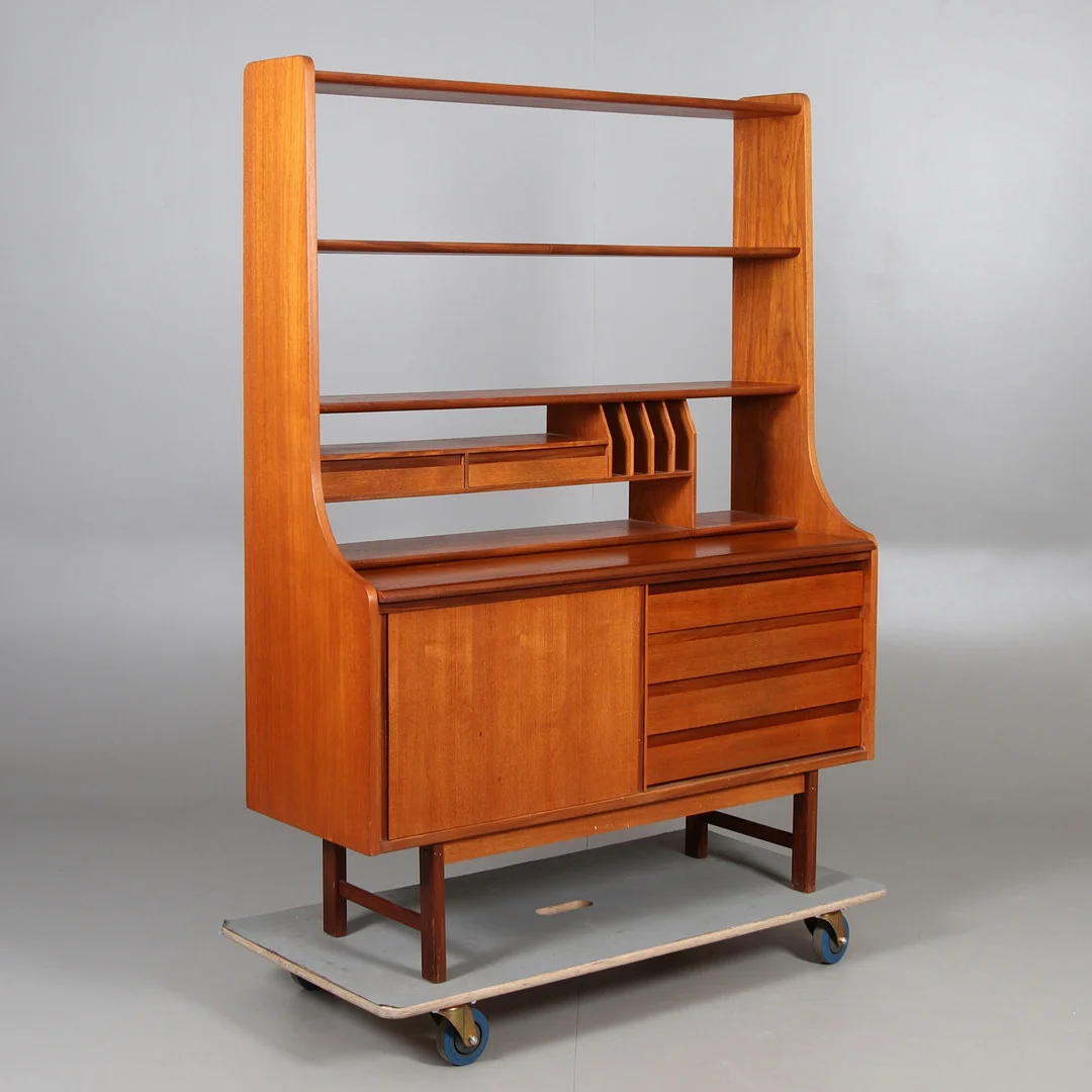 BOKHYLLA med SKRIVBORDSSKIVA, teak, 1960-tal. — Cupboards, Cabinets & Shelves — Stadsauktion Sundsvall