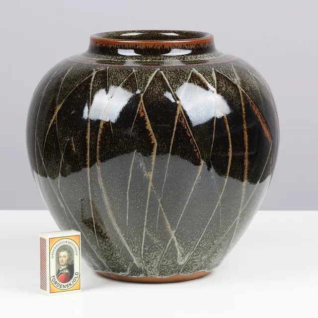 NILS THORSSON (1898-1975). Large, unique vase of glazed stoneware with line decoration, Royal Copenhagen, Denmark, dated 1958.