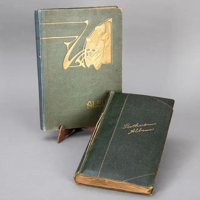 Zwei Postkarten-Alben mit diversen Ansichten, um 1907 u. später.
