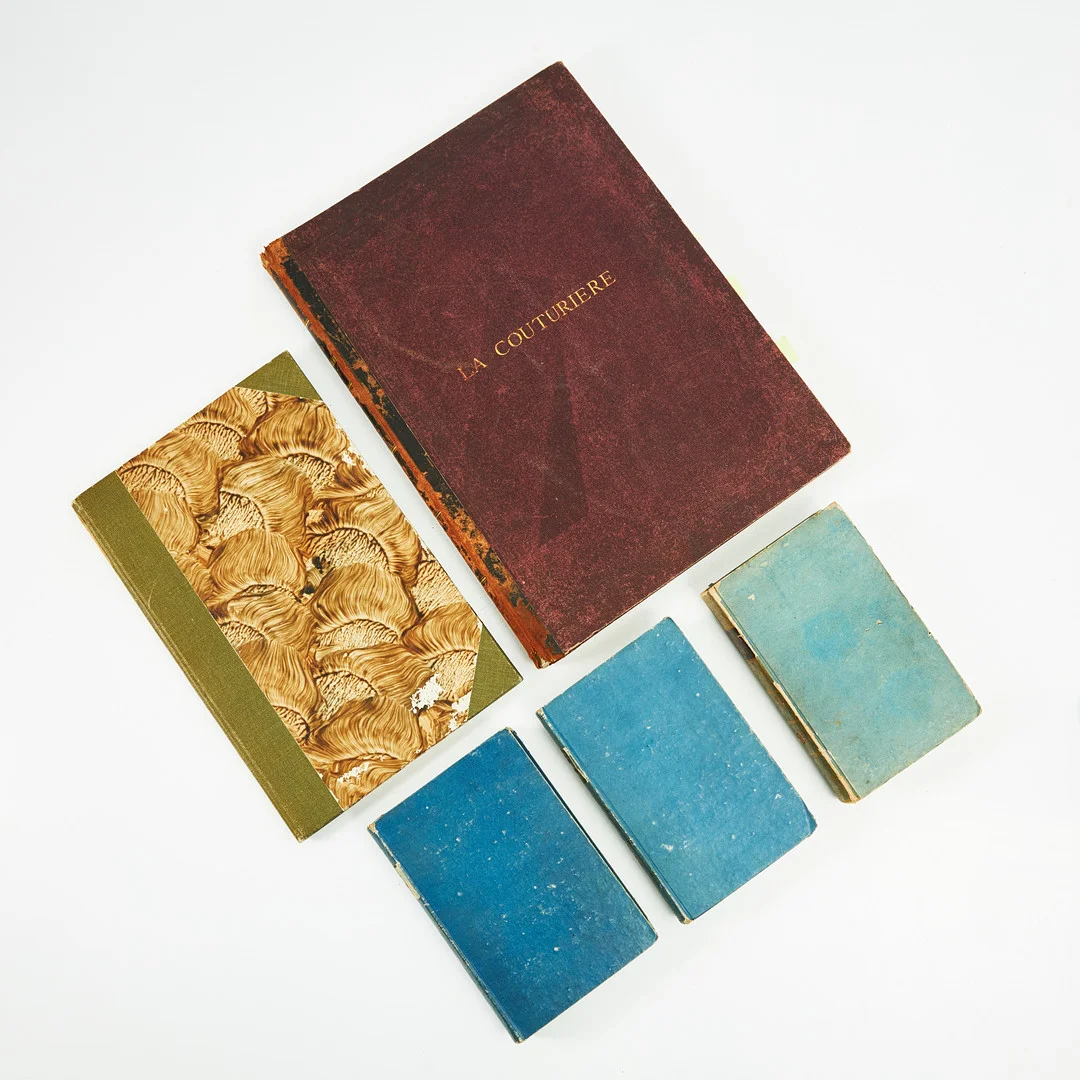 ÄLDRE BÖCKER OM MODE, 1800-tal, 5 volymer. — Books — Stockholms Auktionsverk Magasin 5