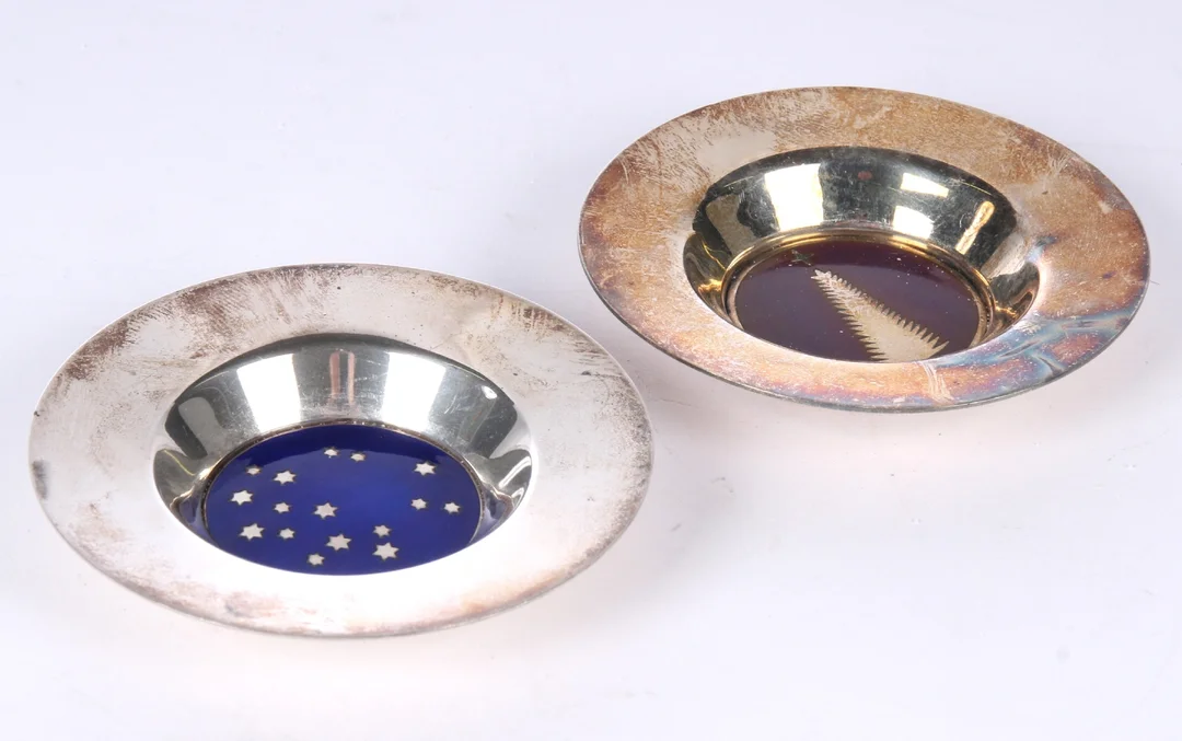 P. Hertz. Two small Christmas bowls of sterling silver and enamel, 1970 and 1974. (2) — Silver, bronze, copper and pewter/Hollowware — Lauritz