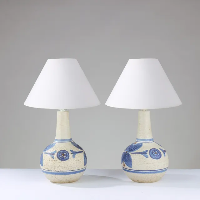 SØHOLM: Et par dråbeformede bordlamper af glaseret stentøj udsmykket med håndmalede mønstre, modelnr. 3069, Bornholm, Danmark, 1960/70'erne, (2).