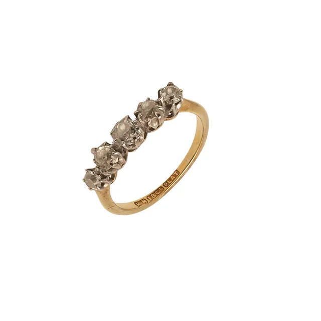 A DIAMOND FIVE STONE RING.
