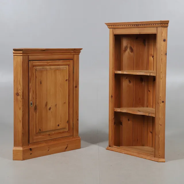 A PINE FREESTANDING TWO PART CORNER CUPBOARD.