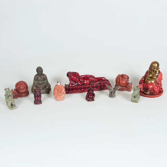 Figuriner bland annat buddha.