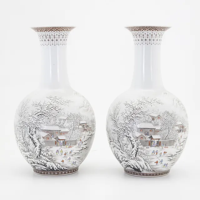 Pair of Chinese Republic vases in porcelain, first half of the 20th Century.