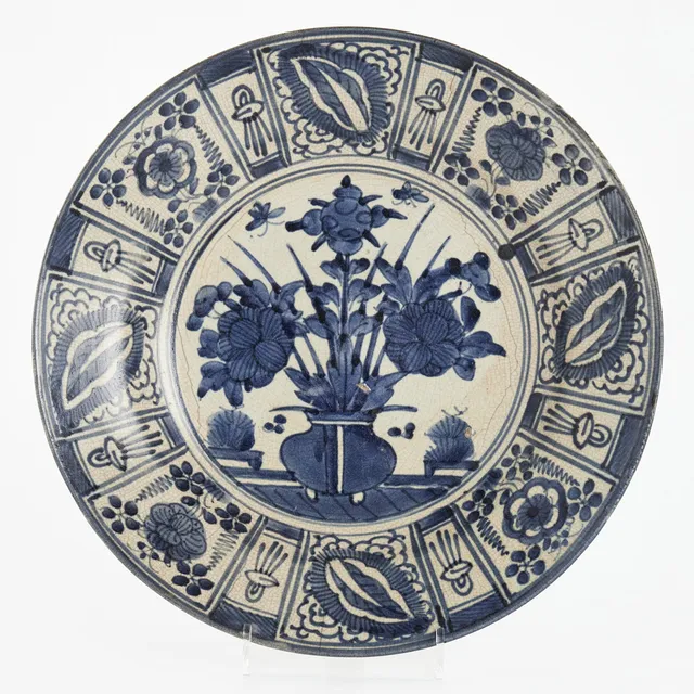 FAT, Arita, Japan, Edo (1603–1868, sent 1600-tal, porslin/keramik med kraak-inspirerad dekor i blåvit underglasyr.
