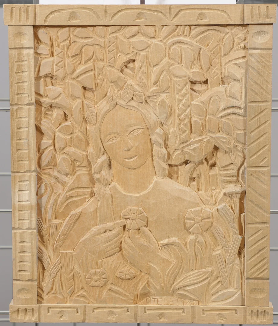 HELMER TELEMAN. Trärelief, snidad, kvinna med blommor, signerad. — Sculptures & Bronzes — Växjö Auktionskammare