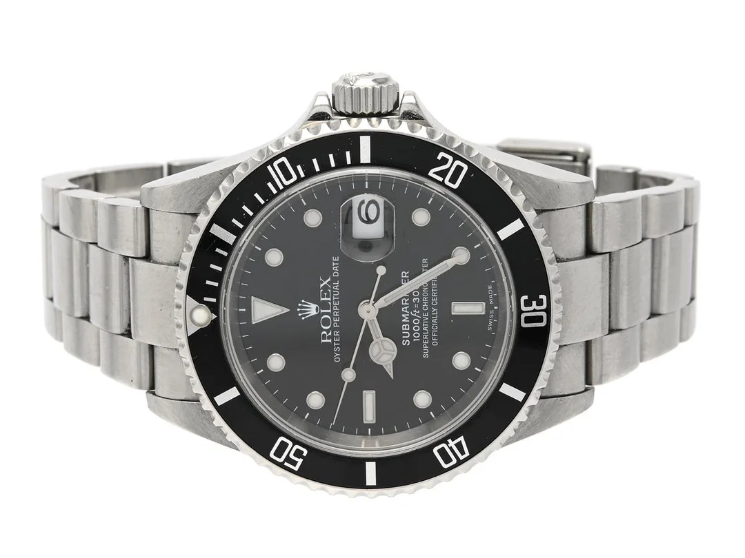 ROLEX, Oyster Perpetual Date, Submariner (1000ft=300m, Swiss Made), Chronometer, s.k. "Fat/Flat Four", Ref nr. 16610, Serie nr. F861453, Cal 3135, Verk nr. 3 9766210, Boett nr. 2160, herrur, 40 mm, stål, automatisk, safirglas, datum, servicebehov, Fliplocklänk, viklås, Ref nr. 93250-CL12, cert, mars 2005, box, ytterkartong. — Klockor/Rolex — Kaplans