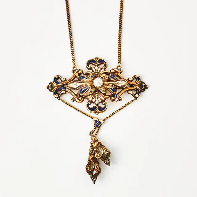 HALSBAND, 18 k guld, vit och blå emaljdekor, 2 hängande kläppar, troligen en flodpärla i mitten, otydliga svenska stämplar, 1846.