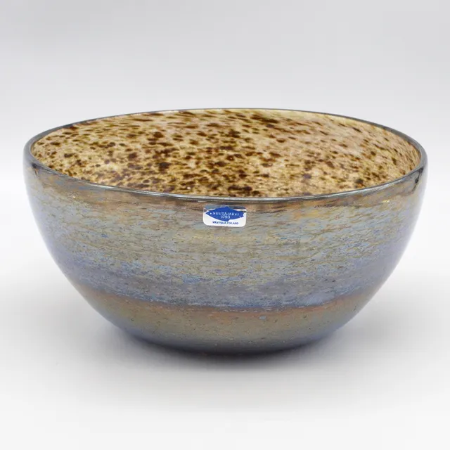 OIVA TOIKKA (1931-2019). FÜR NUUTAJÄRVI NOTSJÖ FINNLAND, GROSSE DESIGNERSCHALE, STUDIOGLAS, IRRISIERENDE OBERFLÄCHE, UM 1981-1986, MIT BODENSIGNIERUNG.