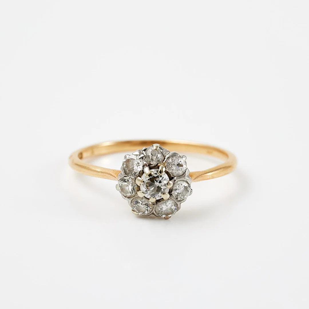 RING, 18 k guld, i form stiliserad blomma, dekor av briljantslipade diamanter, ej modern slipning, totalt ca 0,63 ct, otydliga stämplar. — Rings — Stockholms Auktionsverk Sickla