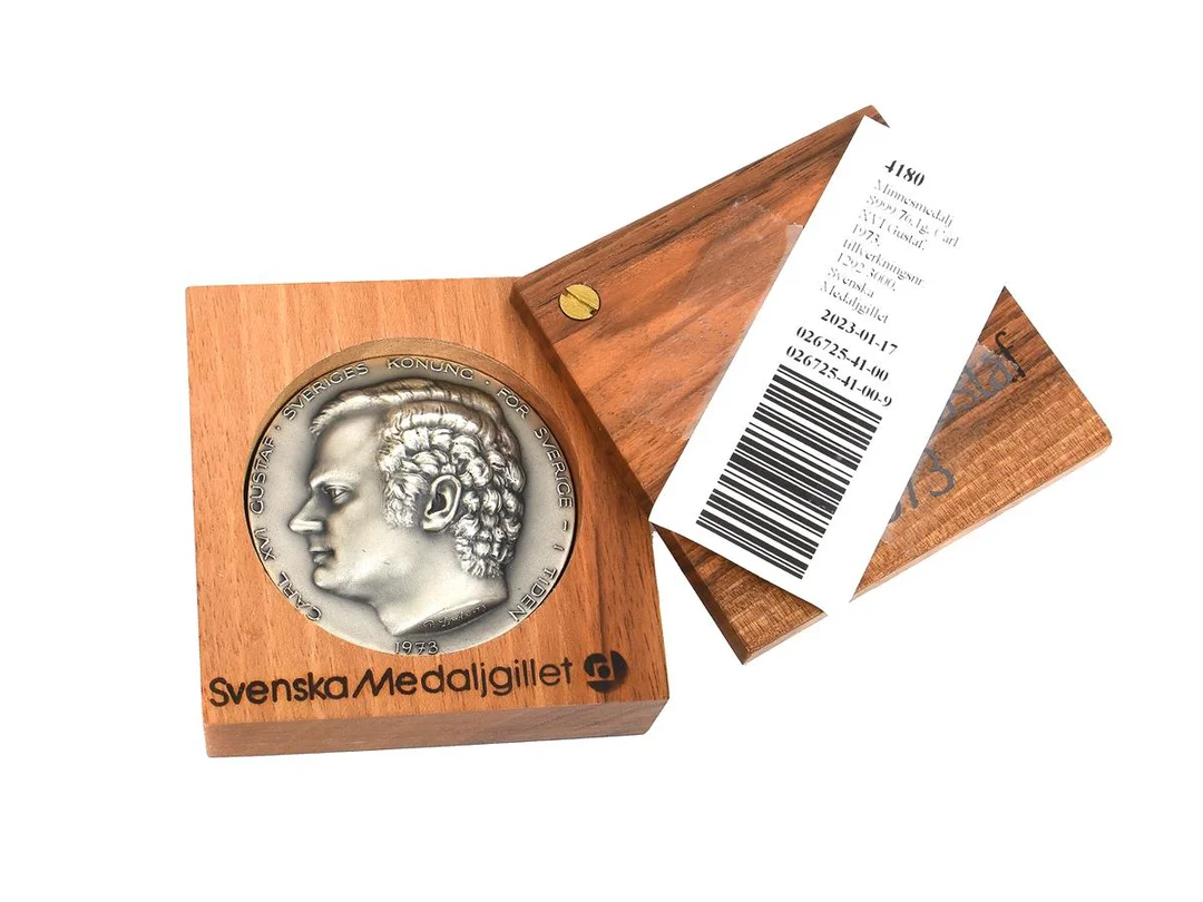 Minnesmedalj S999 76,1g, Carl XVI Gustaf, 1973, tillverkningsnr: 1292/3000, Svenska Medaljgillet, i träetui — Mynt/Övrigt — Kaplans