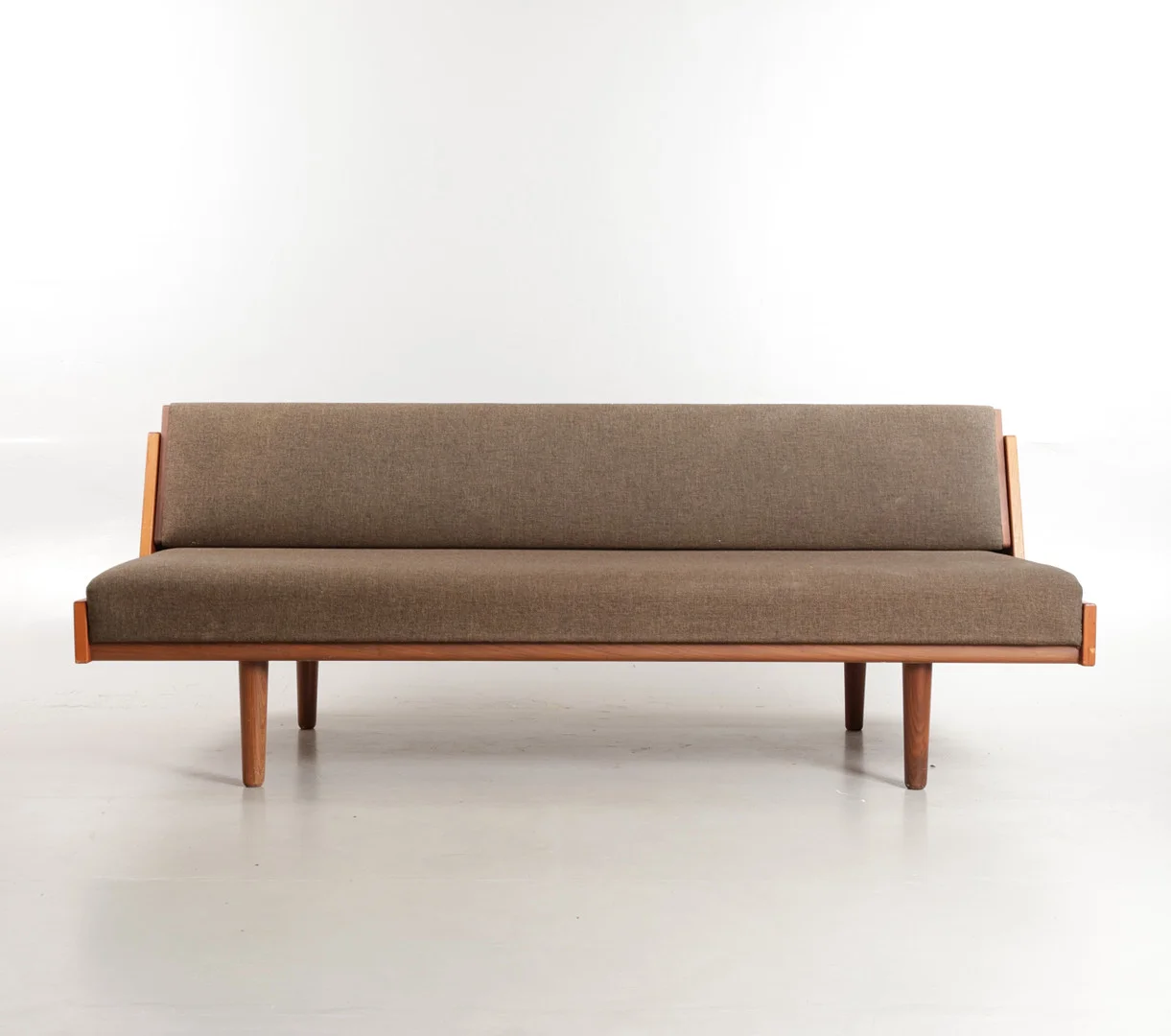 HANS J WEGNER. Sofa / daybed med stel af teak med opklappeligt ryglæn, betrukket med originalt uld. Formgivet i 1954. Fremstillet og mærket hos Getama, model 'GE-258'. — Sofas & Seatings — Woxholt Auktioner