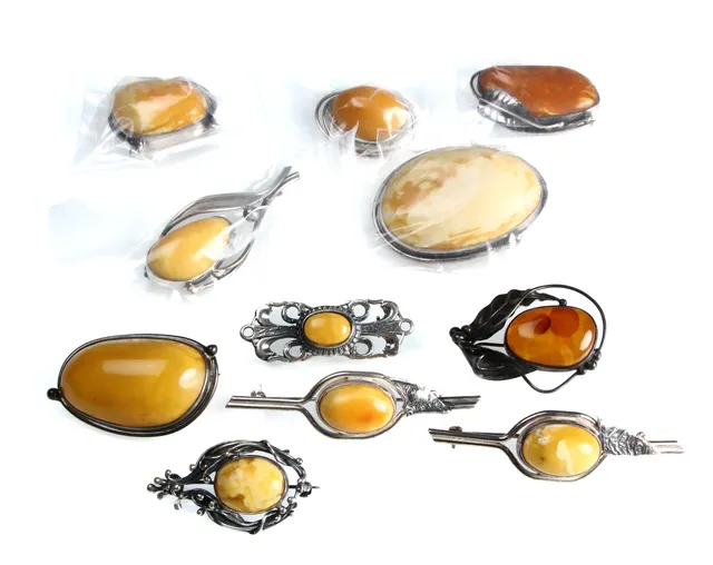 Collection of sterling silver brooches with amber (11)