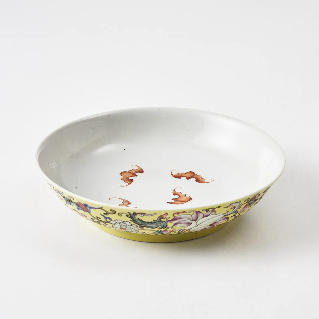 SKÅLFAT, porslin, Kina, sen tillverkning, utvändig dekor av blomster i famille rose mot gulemaljerad fond, invändig dekor av fladdermöss. — Ceramics & Porcelain — Stockholms Auktionsverk Magasin 5