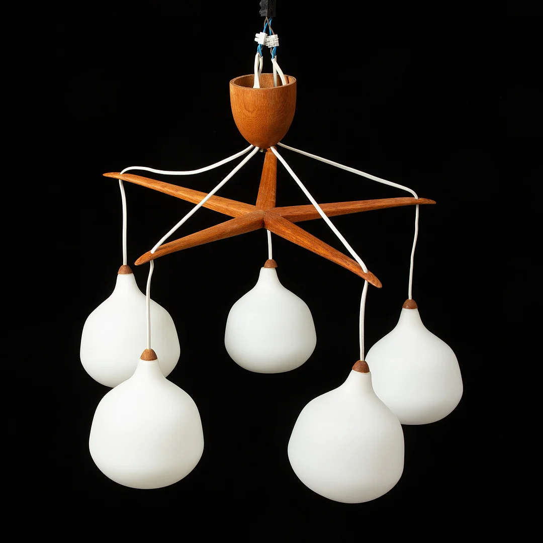 UNO & ÖSTEN KRISTIANSSON. Taklampa, "Stjöstjärna", 5 ljuspunkter, ek och opalglas, Luxus, Vittsjö, formgiven 1952. — Ceiling lights — Stockholms Auktionsverk Göteborg